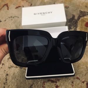 Givenchy Romance Chic Bundle